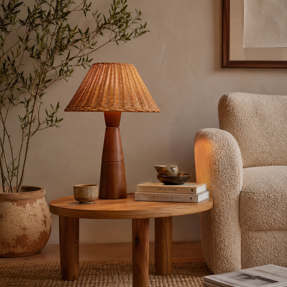 Lámpara de mesa de ratán con base de madera Ratena en un salón natural – imagen 5