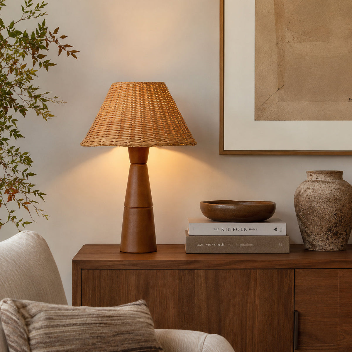 Lámpara de mesa de ratán con base de madera Ratena en un salón natural – imagen 4