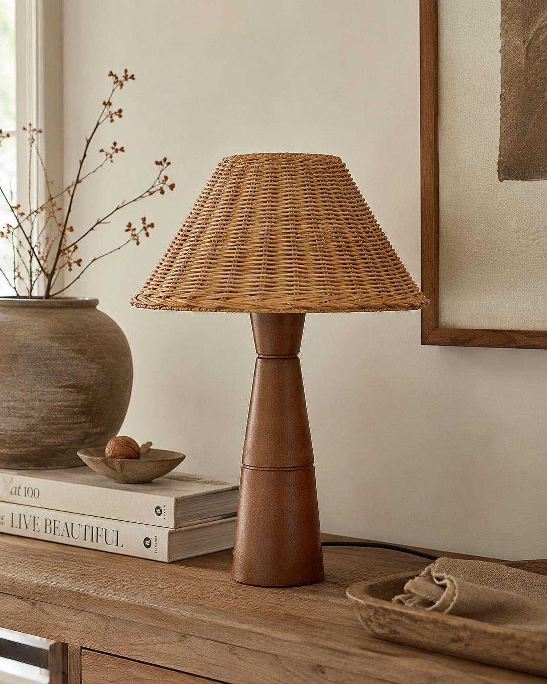 Lámpara de mesa de ratán con base de madera Ratena – vista principal