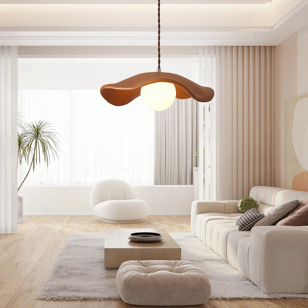 Lámpara colgante de resina Capelia – en naranja en un salón luminoso