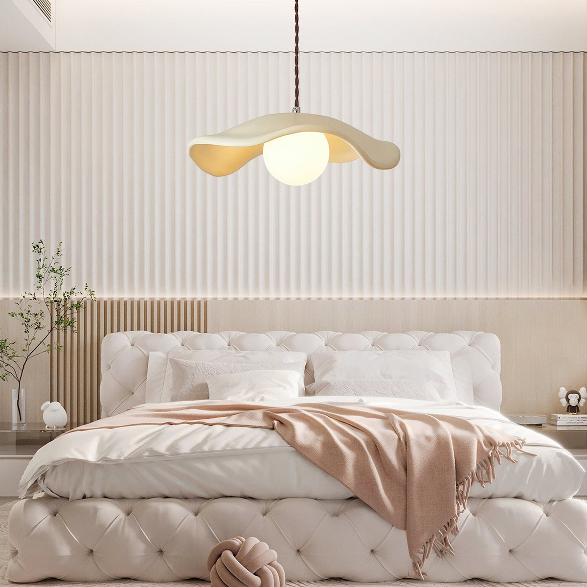 Lámpara colgante de resina Capelia – en beige en un dormitorio