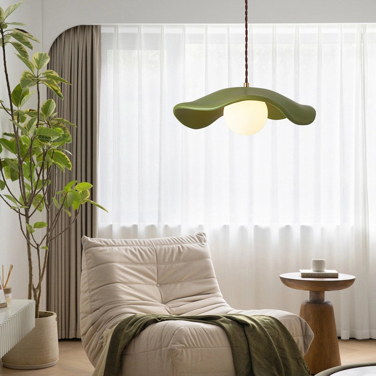 Lámpara colgante de resina Capelia – en verde junto a la ventana