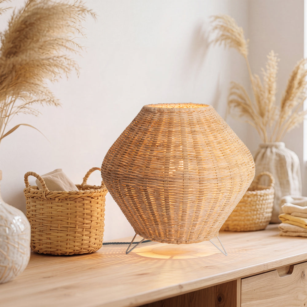 Lámpara de mesa de ratán Nidora en un dormitorio de estilo natural – imagen 2