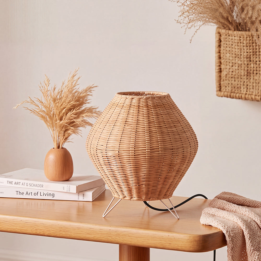 Lámpara de mesa de ratán Nidora en un dormitorio de estilo natural – imagen 3