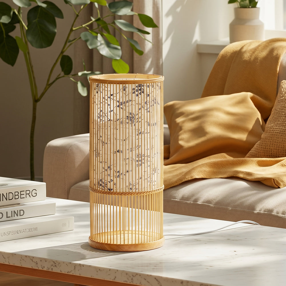 Lámpara de mesa de bambú Lucesta en un dormitorio de estilo japandi – imagen 3
