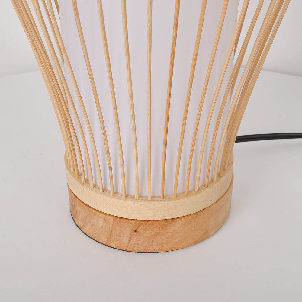 Lámpara de mesa de bambú Libamba – detalle de la base de madera