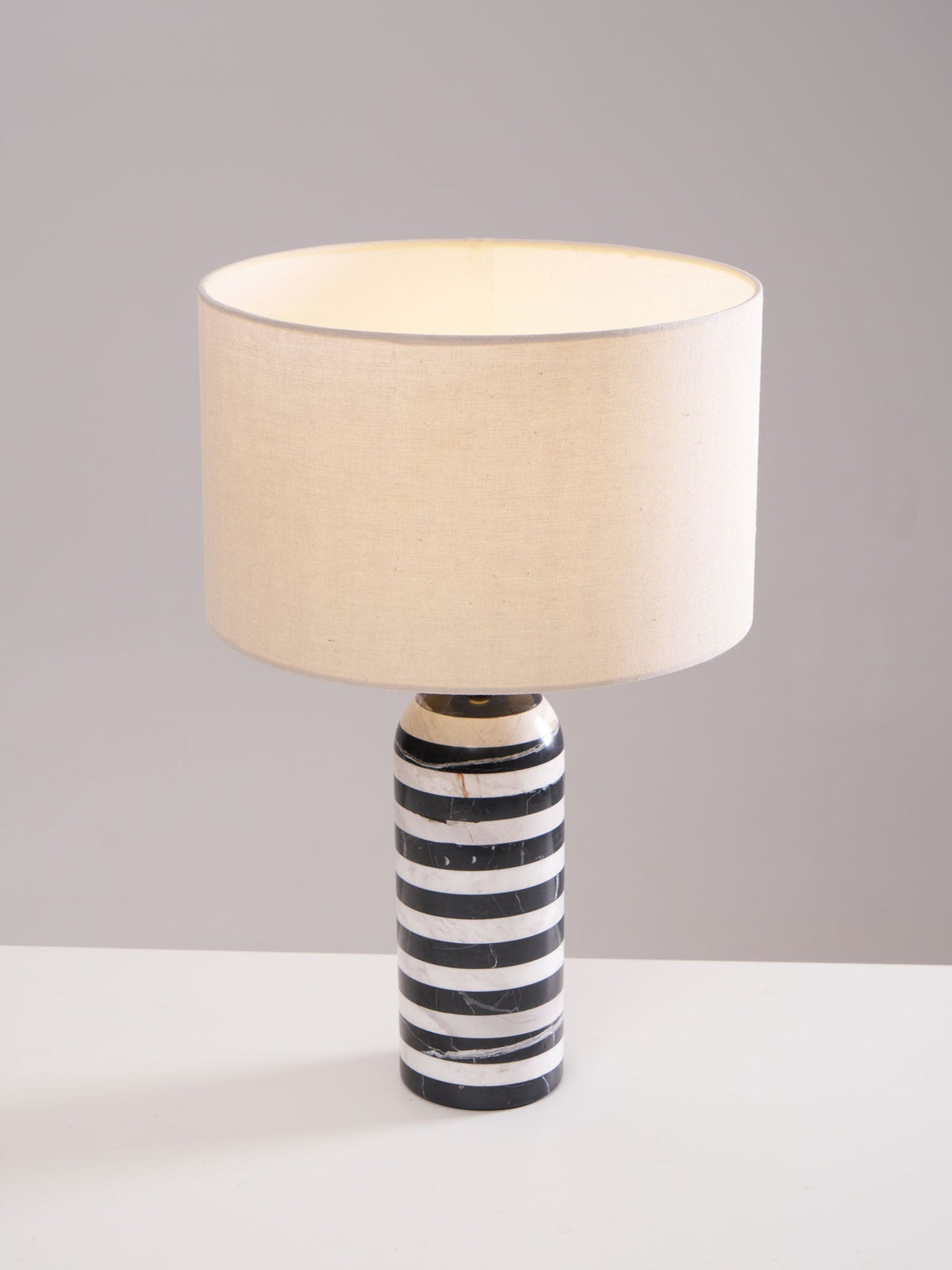 Lámpara de mesa de mármol a rayas Kesala en un salón de estilo contemporáneo – imagen 3