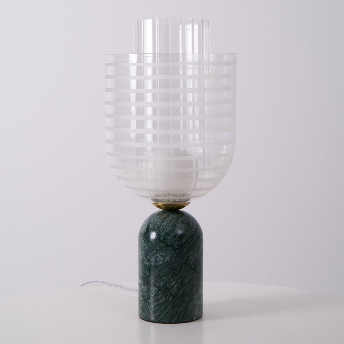 Lámpara de mesa de mármol verde Hinara – pantalla de cristal acanalado