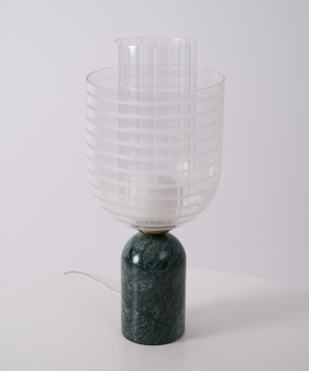 Lámpara de mesa de mármol verde Hinara sobre una consola de mármol – imagen 5