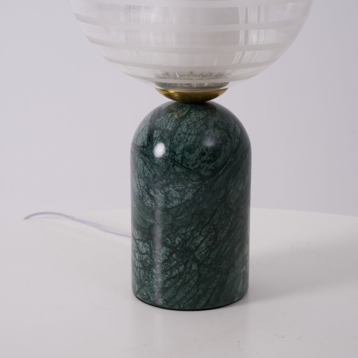 Lámpara de mesa de mármol verde Hinara – base de mármol y remate dorado