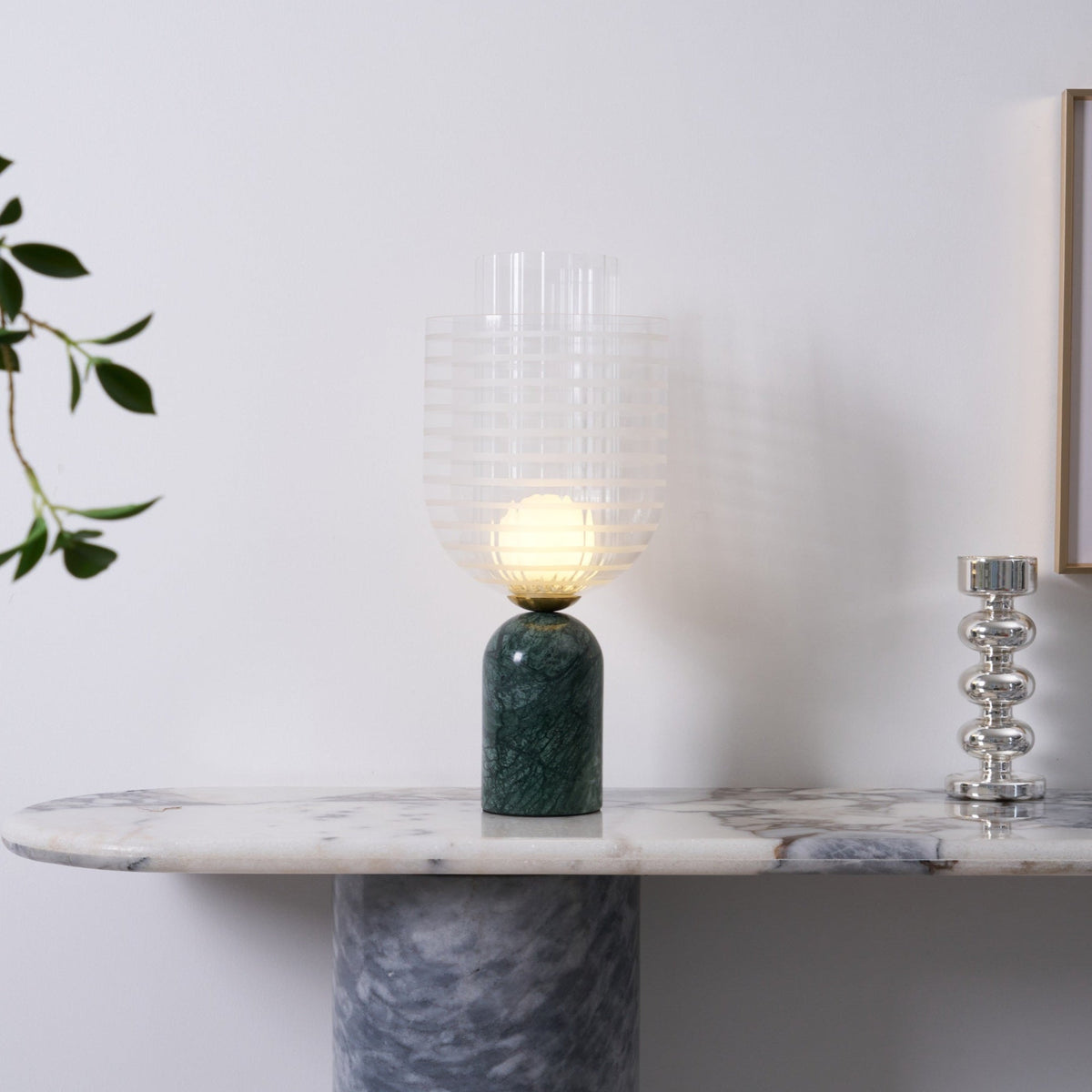 Lámpara de mesa de mármol verde Hinara sobre una consola de mármol – imagen 14