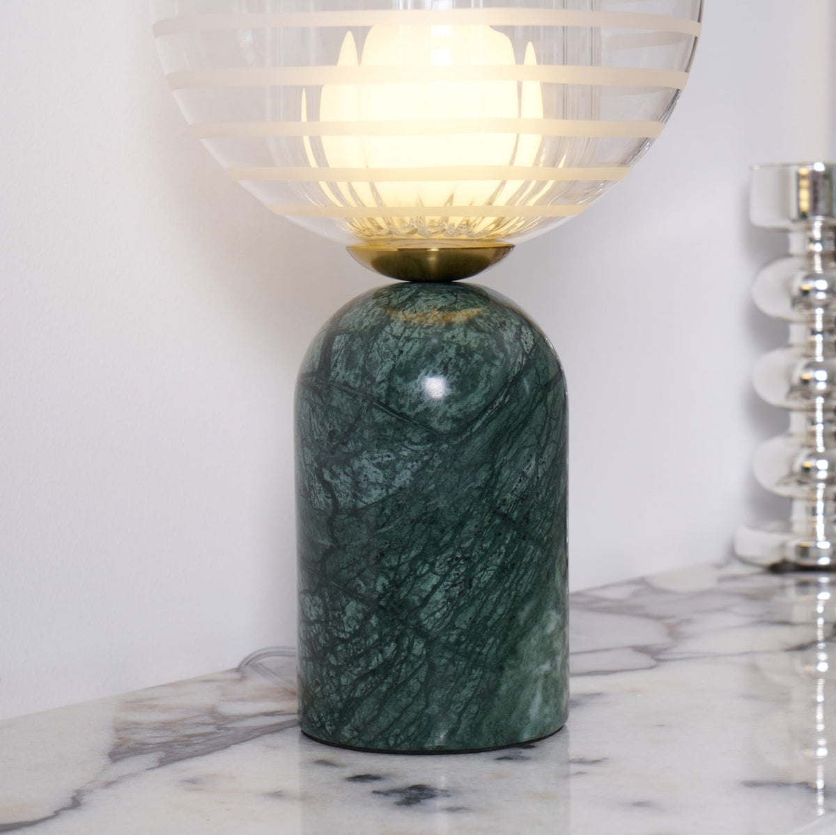 Lámpara de mesa de mármol verde Hinara – detalle de la base de mármol verde