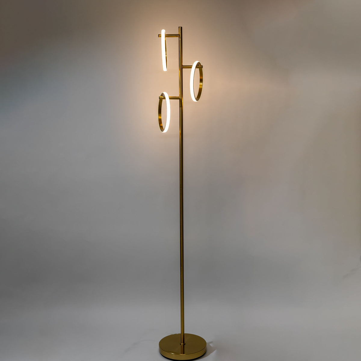 Lámpara de pie LED Zircana – dorada encendida con luz cálida