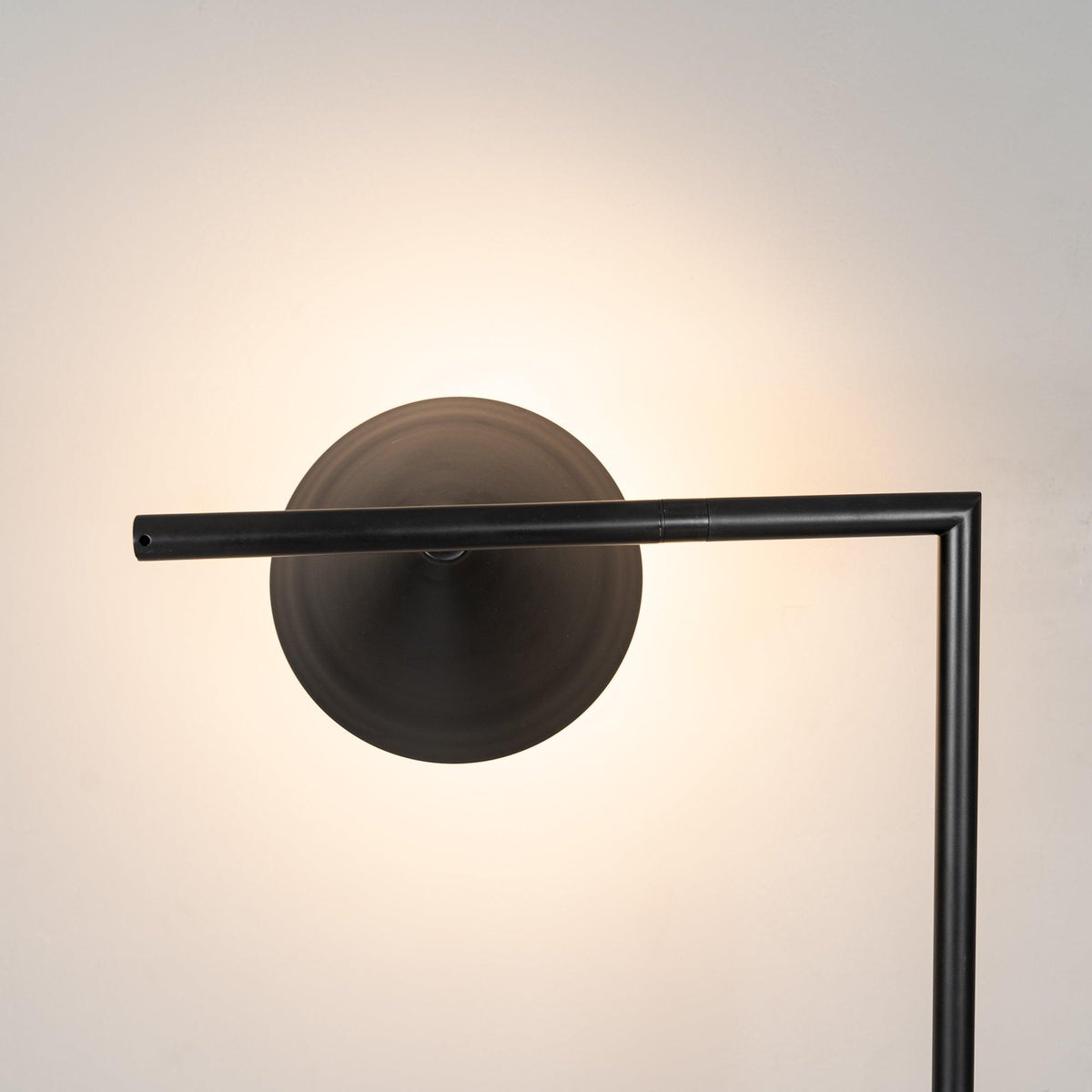 Lámpara de pie con difusor cónico Quenora – difusor encendido en luz cálida