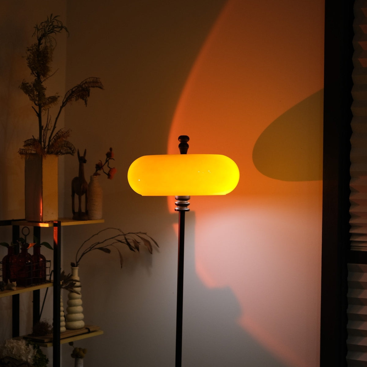Lámpara de pie retro de cristal naranja Jarana en un salón acogedor – imagen 3