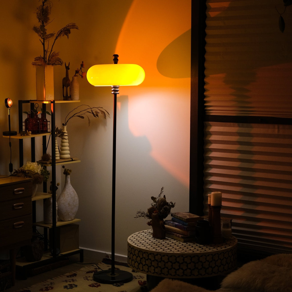Lámpara de pie retro de cristal naranja Jarana en un salón acogedor – imagen 4