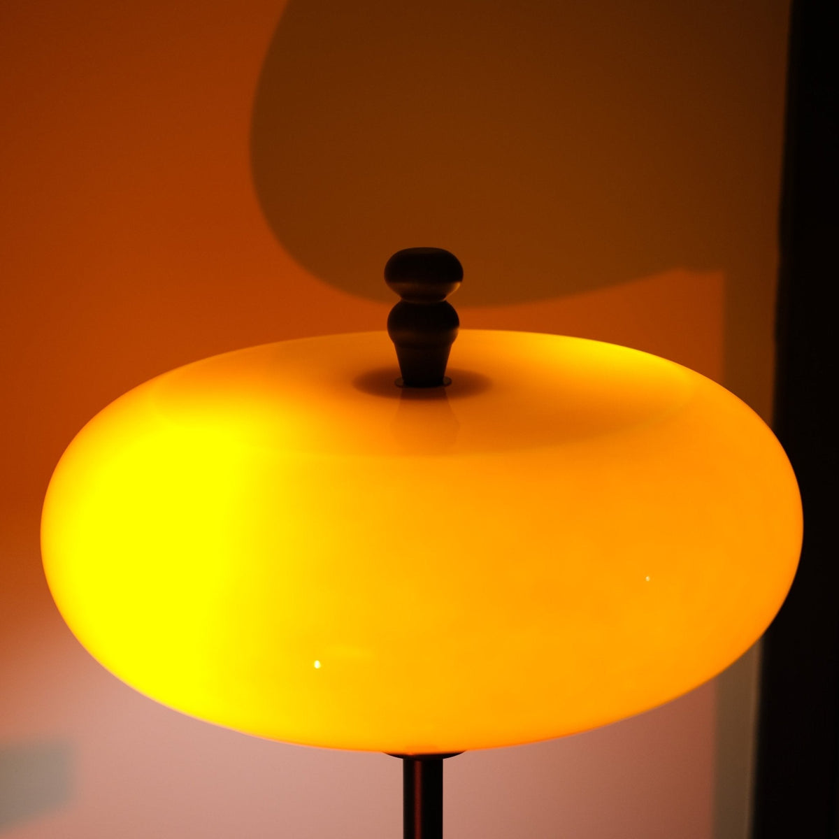 Lámpara de pie retro de cristal naranja Jarana – pantalla encendida con luz cálida