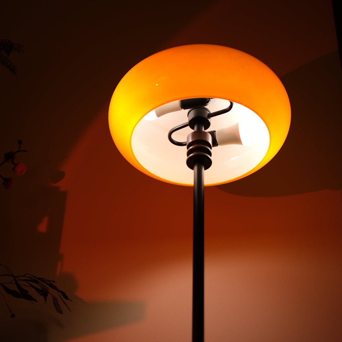 Lámpara de pie retro de cristal naranja Jarana – vista inferior de la pantalla encendida