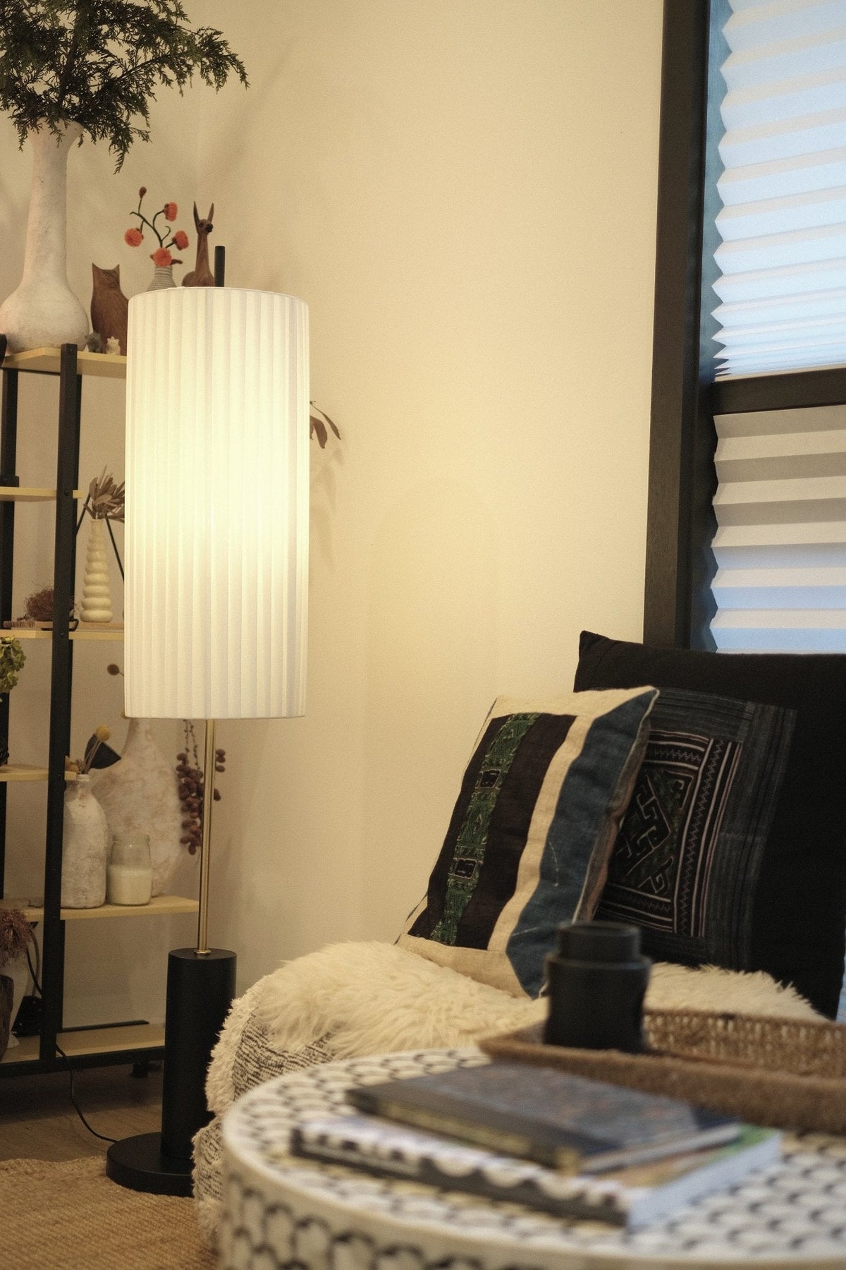 Lámpara de pie japandi Heranda en un salón sereno – imagen 11