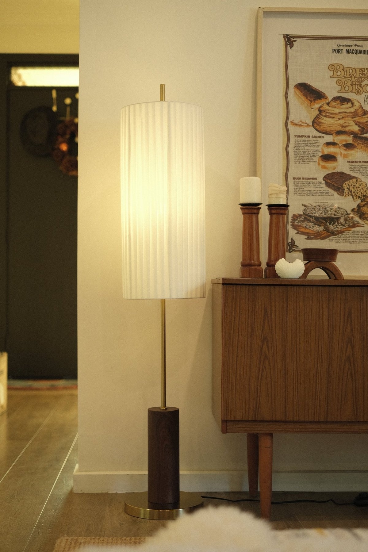 Lámpara de pie japandi Heranda en un salón sereno – imagen 13