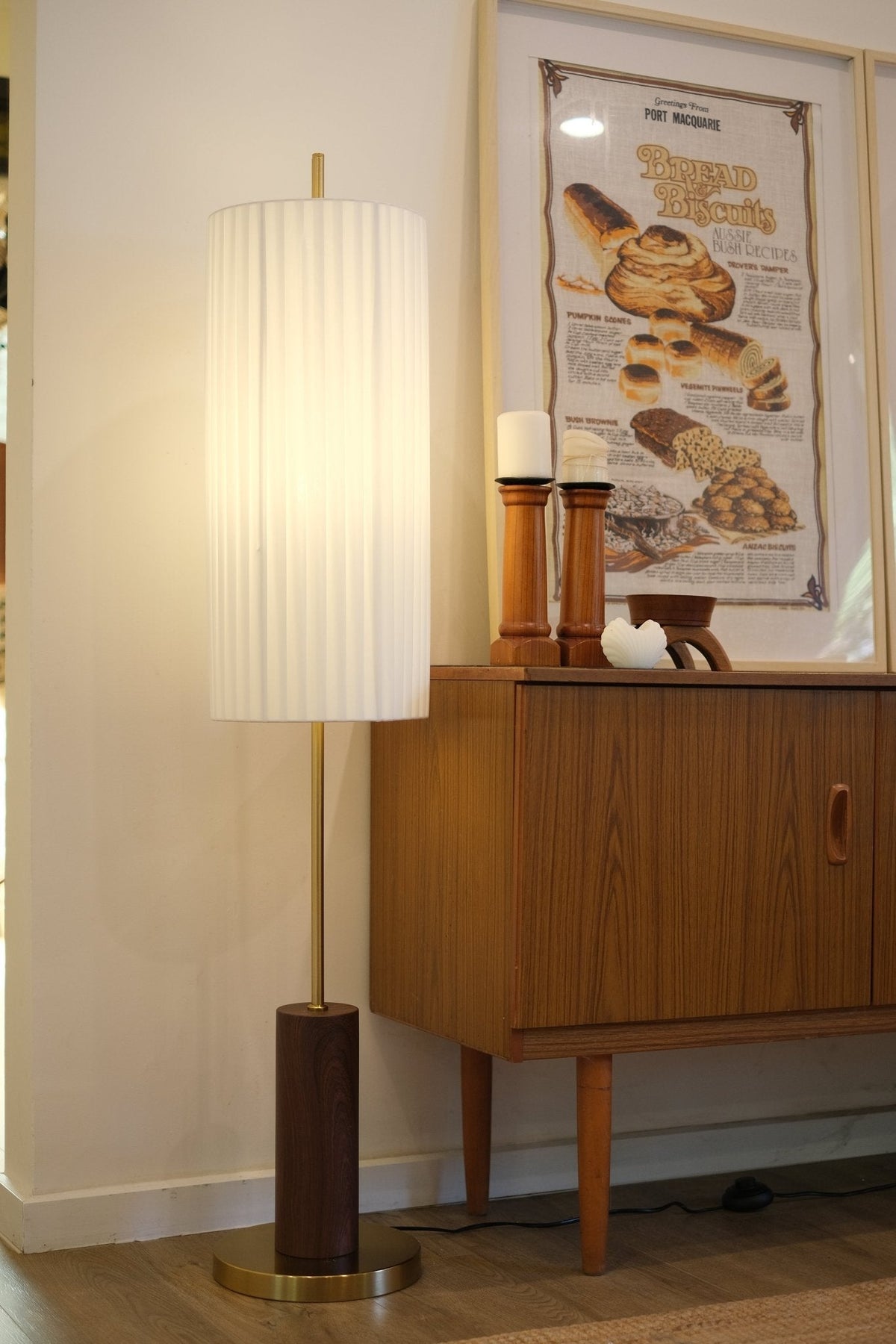 Lámpara de pie japandi Heranda en un salón sereno – imagen 12