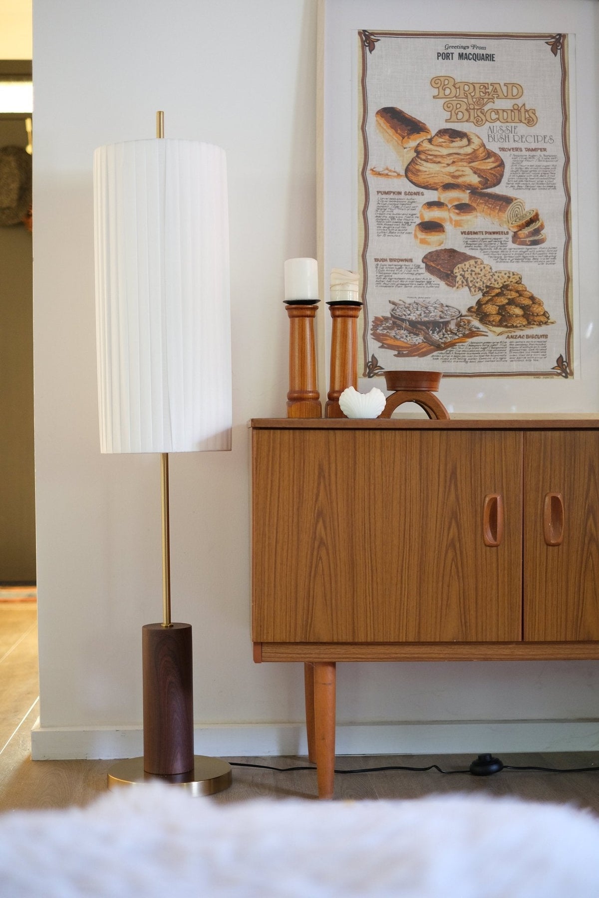 Lámpara de pie japandi Heranda en un salón sereno – imagen 7