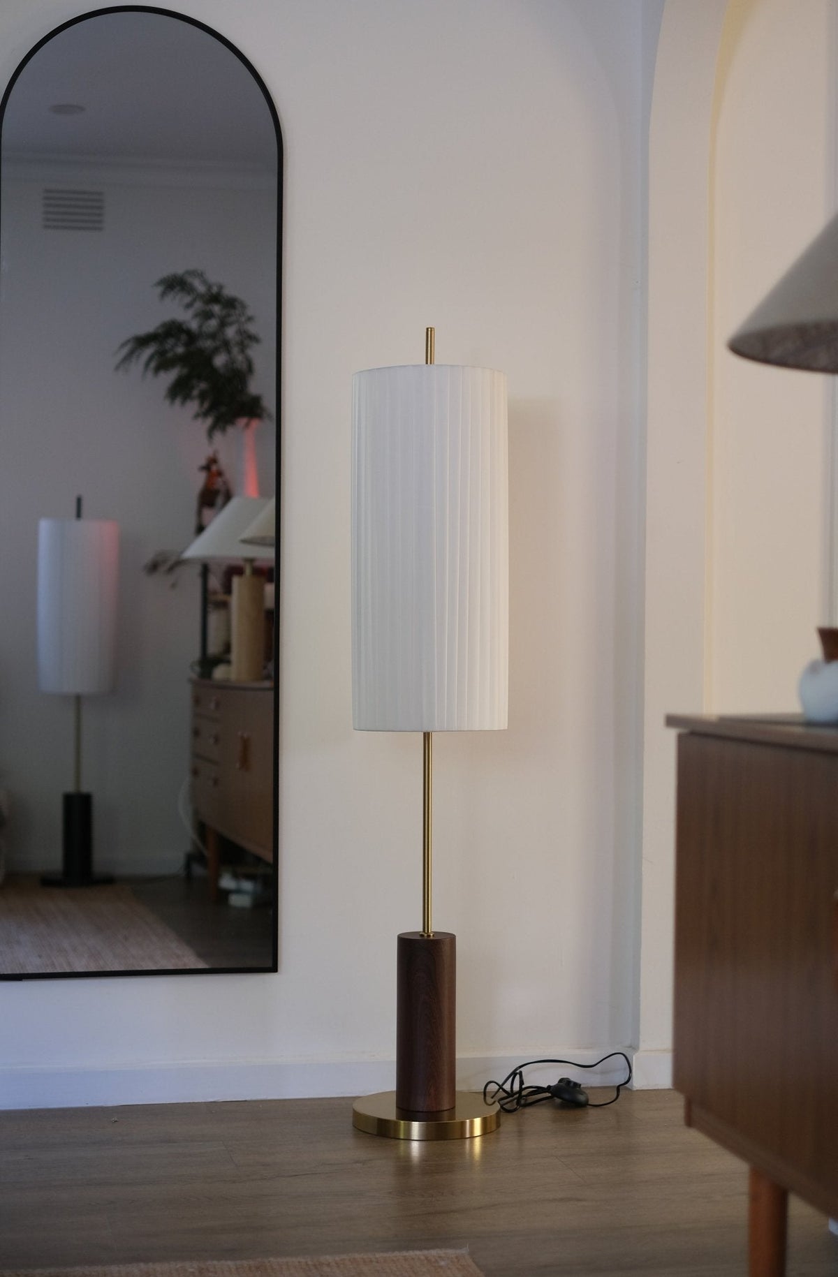 Lámpara de pie japandi Heranda en un salón sereno – imagen 8