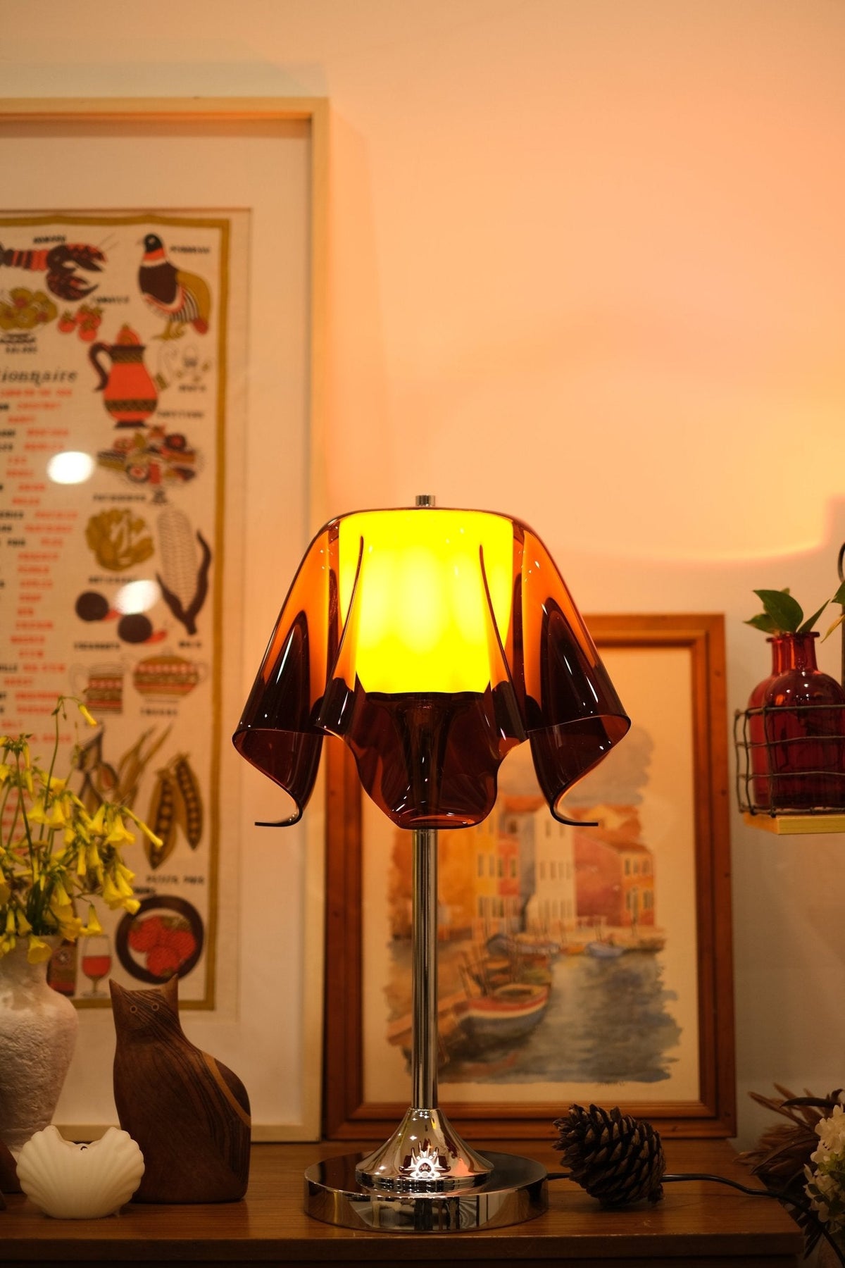 Lámpara de mesa retro Ambrela en un salón de estilo vintage – imagen 9