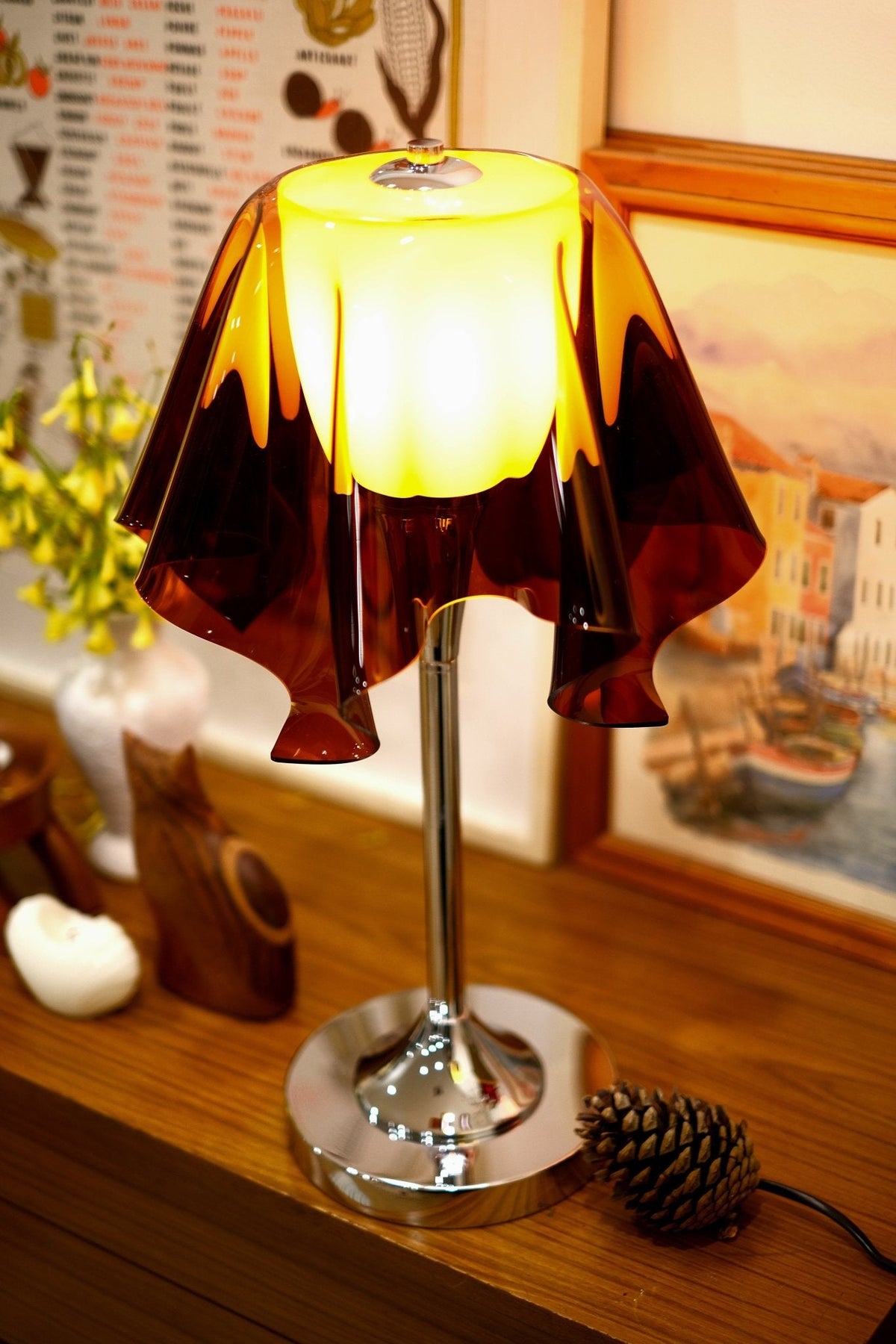 Lámpara de mesa retro Ambrela en un salón de estilo vintage – imagen 8