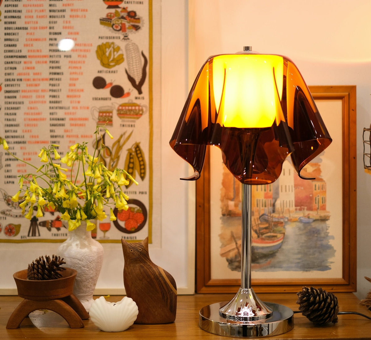 Lámpara de mesa retro Ambrela en un salón de estilo vintage – imagen 10