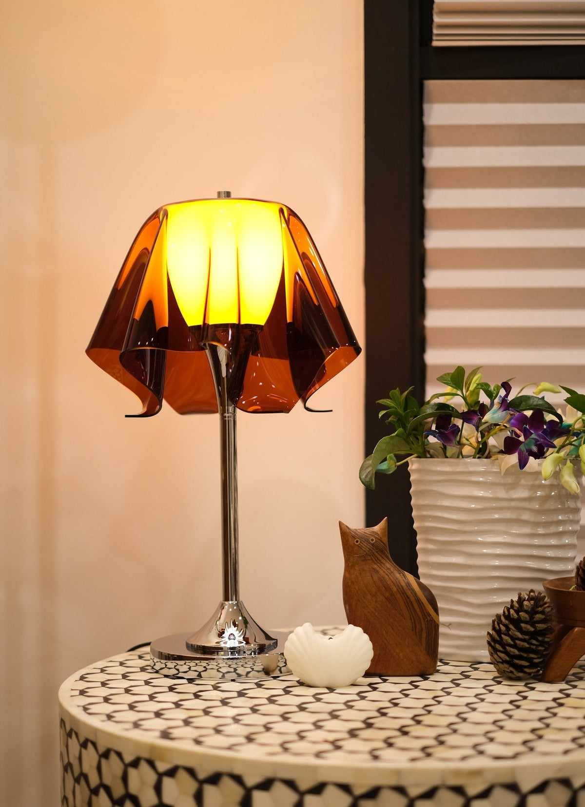 Lámpara de mesa retro Ambrela en un salón de estilo vintage – imagen 5