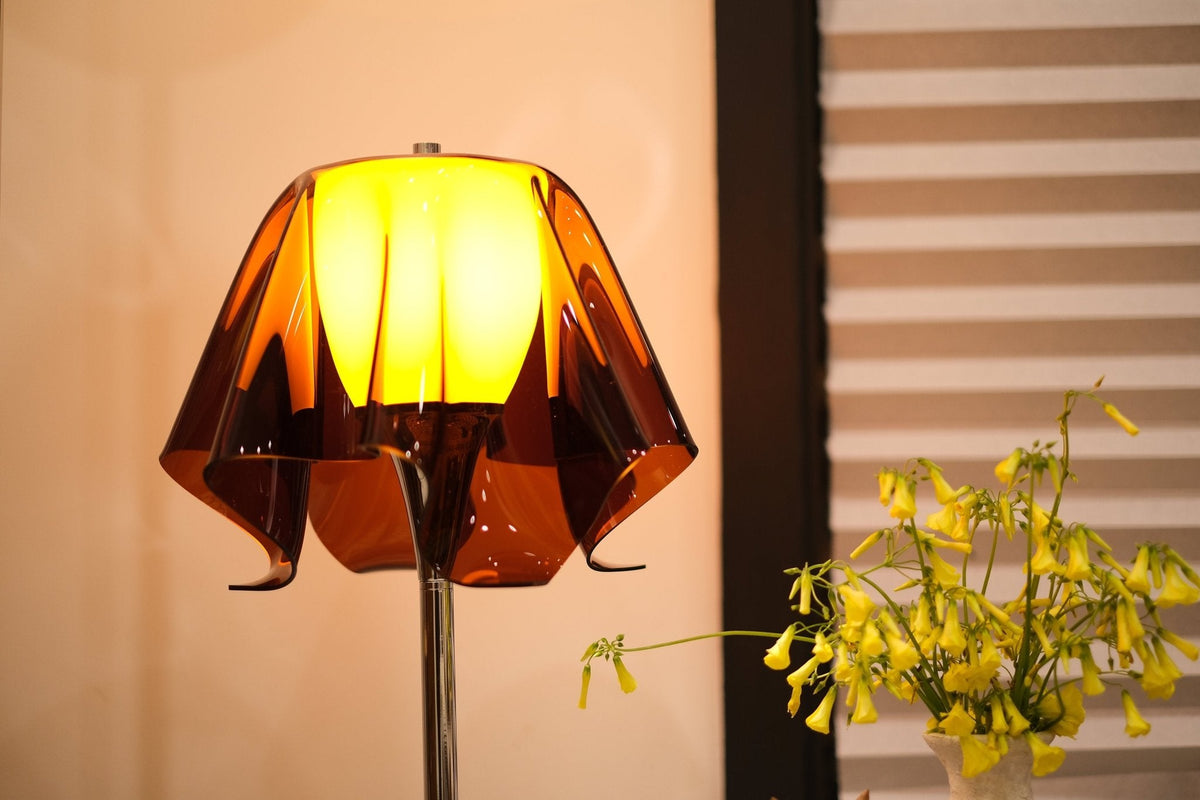 Lámpara de mesa retro Ambrela en un salón de estilo vintage – imagen 6