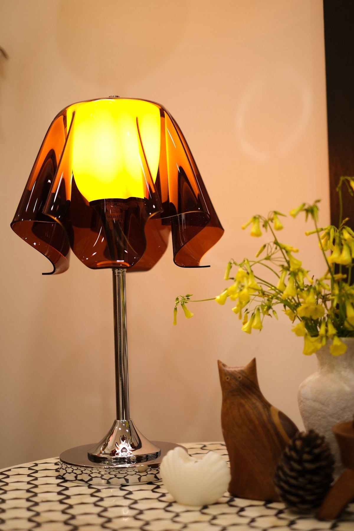 Lámpara de mesa retro Ambrela en un salón de estilo vintage – imagen 4