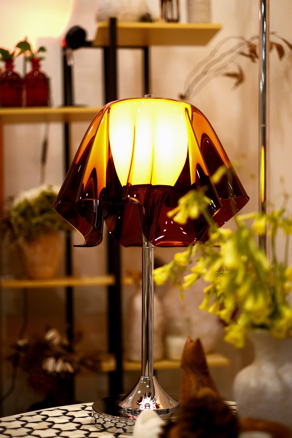 Lámpara de mesa retro Ambrela en un salón de estilo vintage – imagen 13