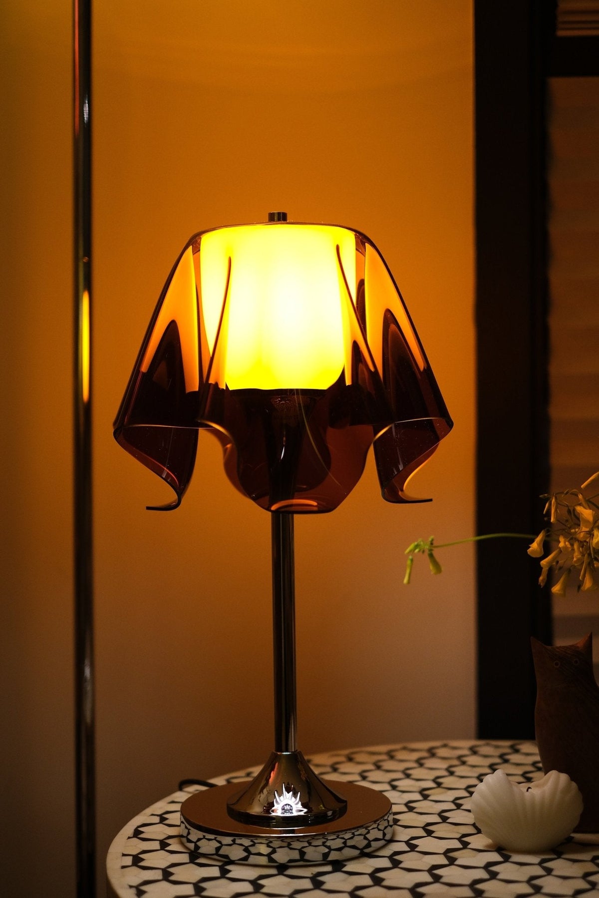 Lámpara de mesa retro Ambrela en un salón de estilo vintage – imagen 14