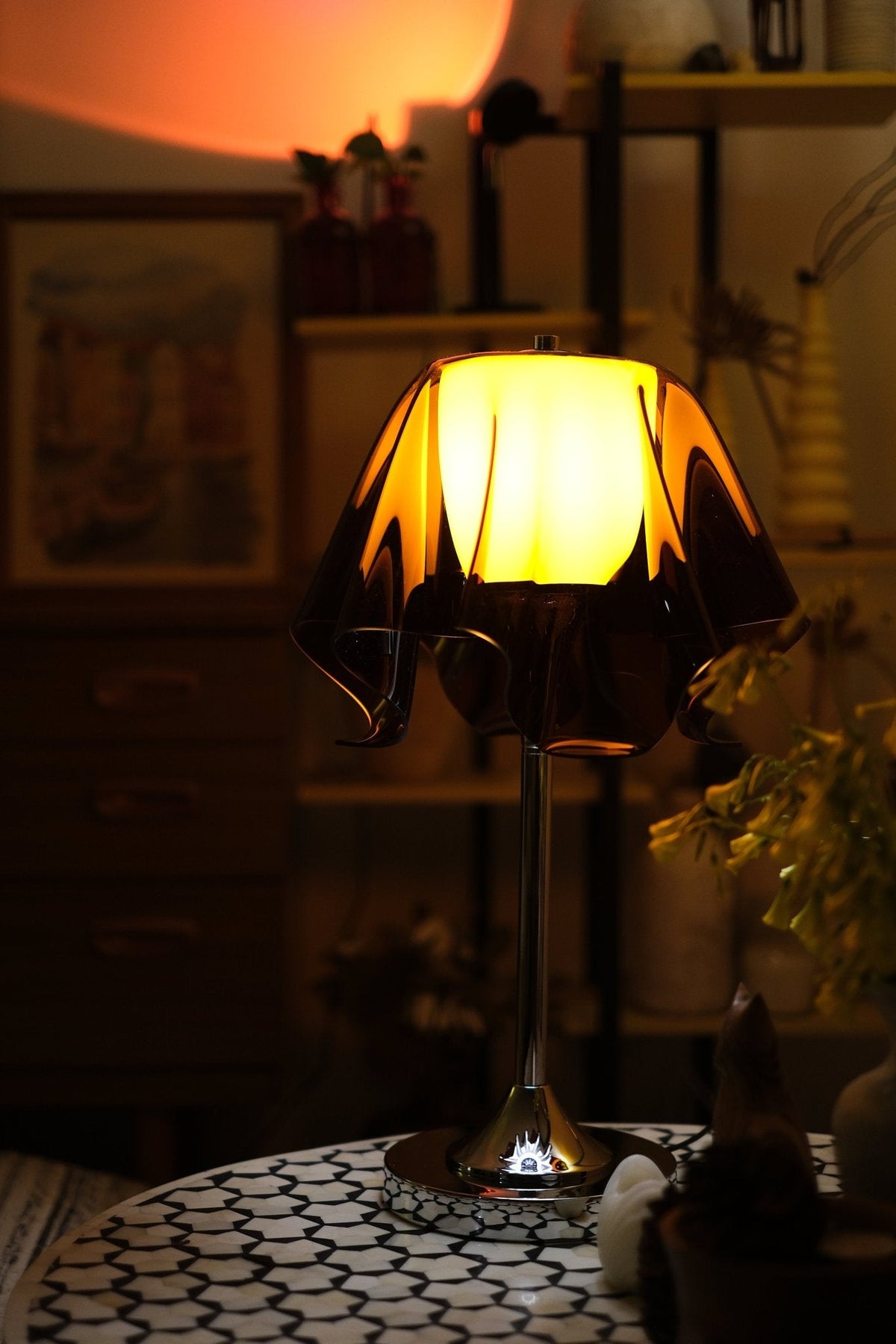 Lámpara de mesa retro Ambrela en un salón de estilo vintage – imagen 11