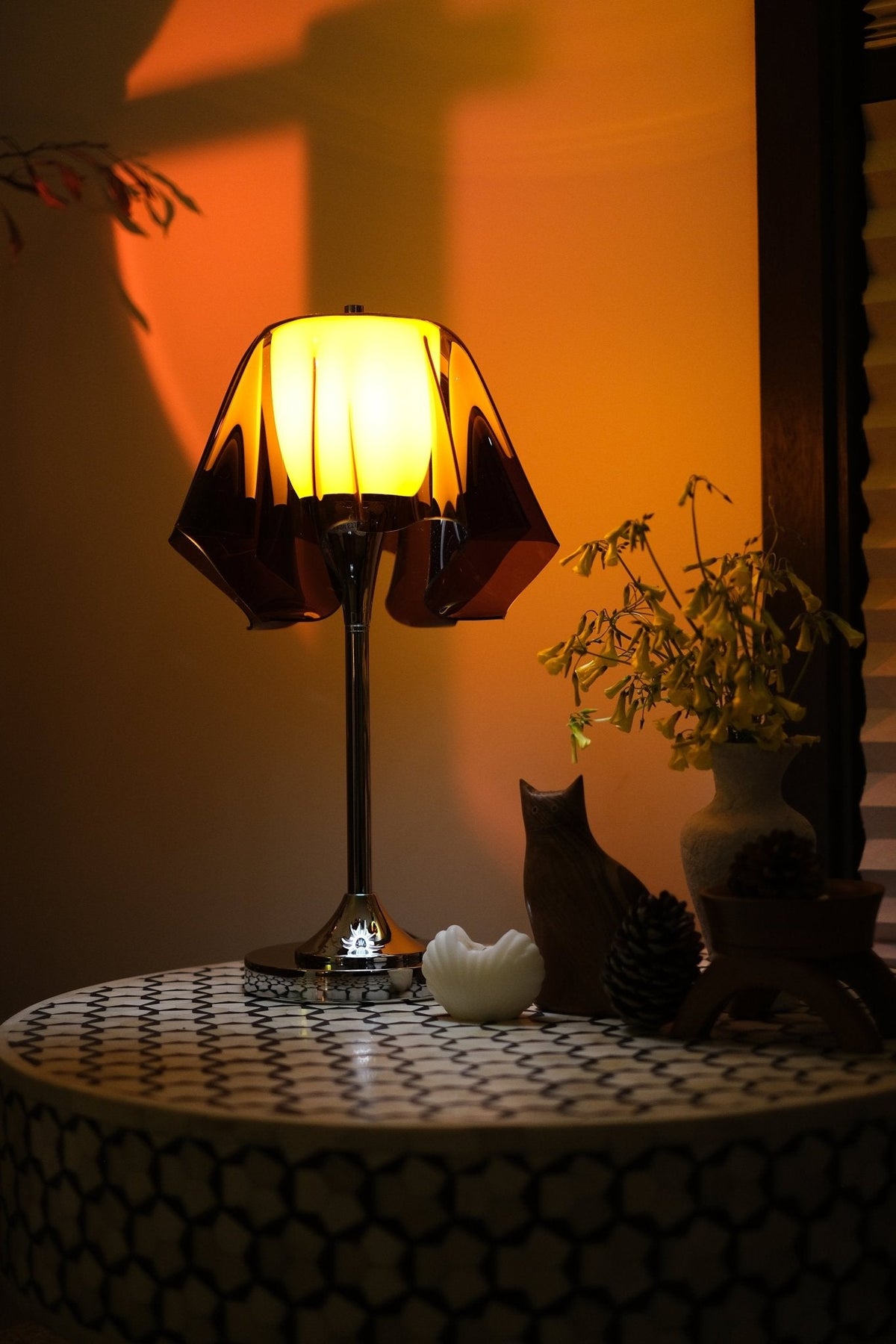 Lámpara de mesa retro Ambrela en un salón de estilo vintage – imagen 12