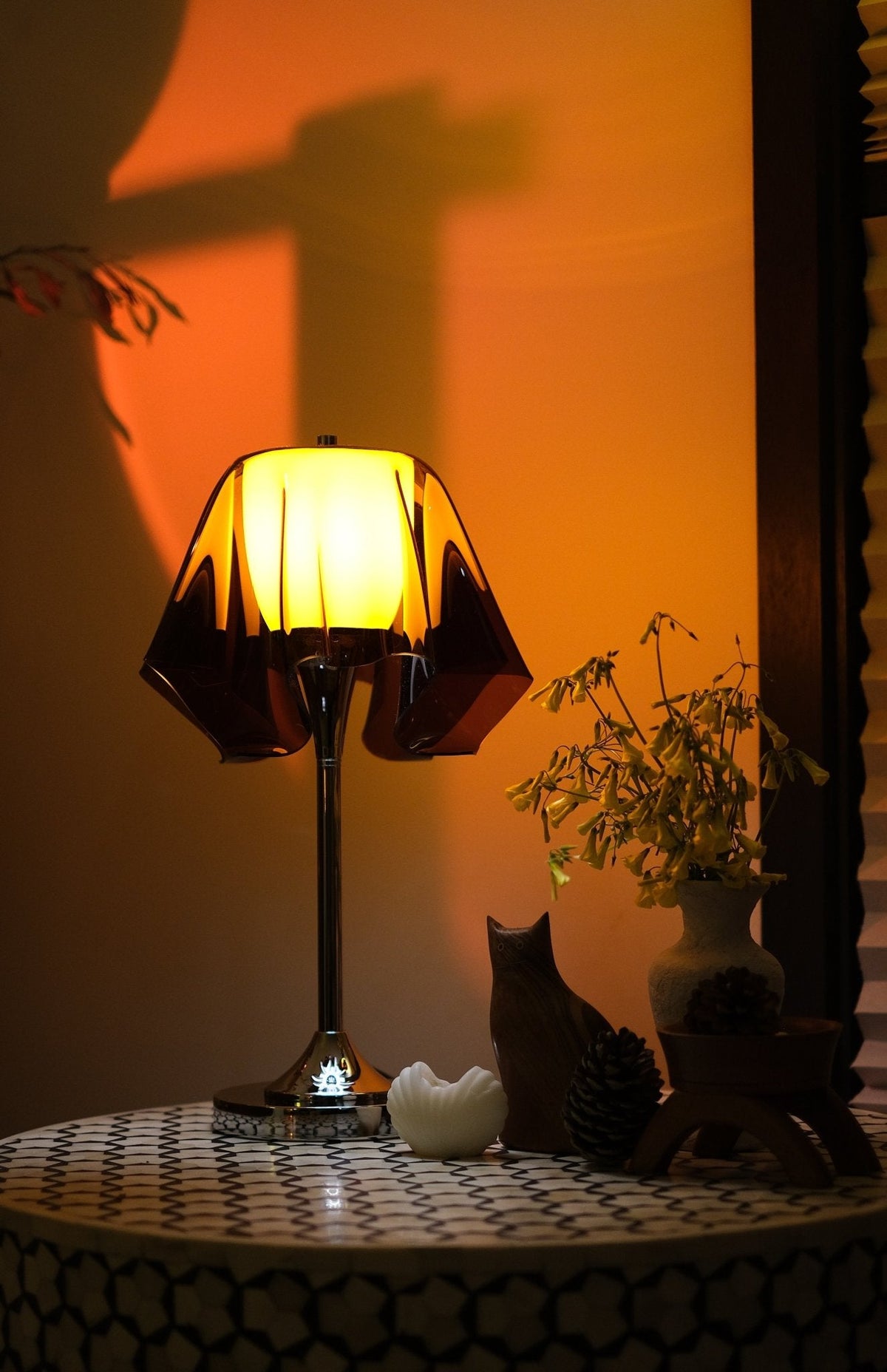 Lámpara de mesa retro Ambrela en un salón de estilo vintage – imagen 15