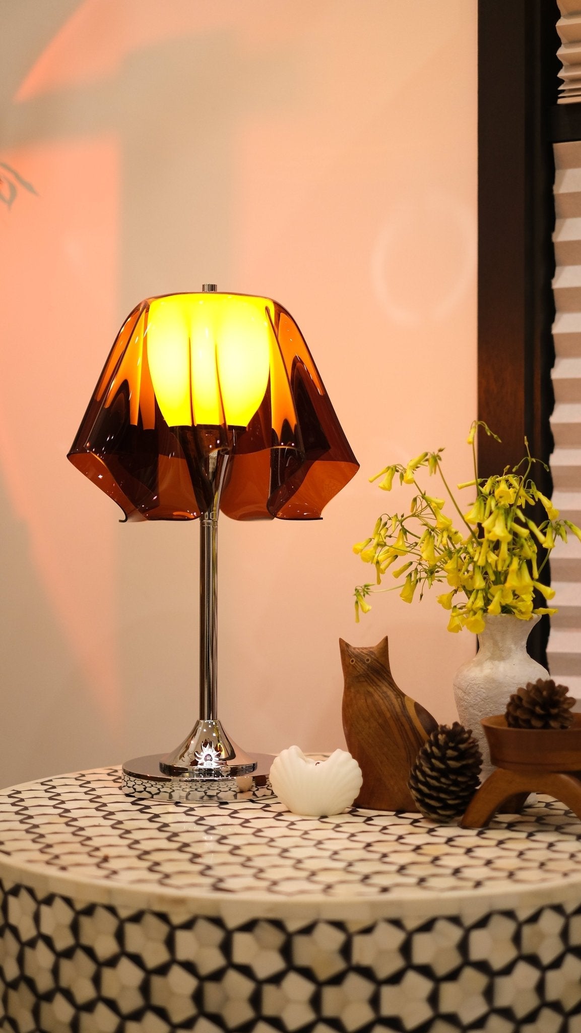 Lámpara de mesa retro Ambrela en un salón de estilo vintage – imagen 7