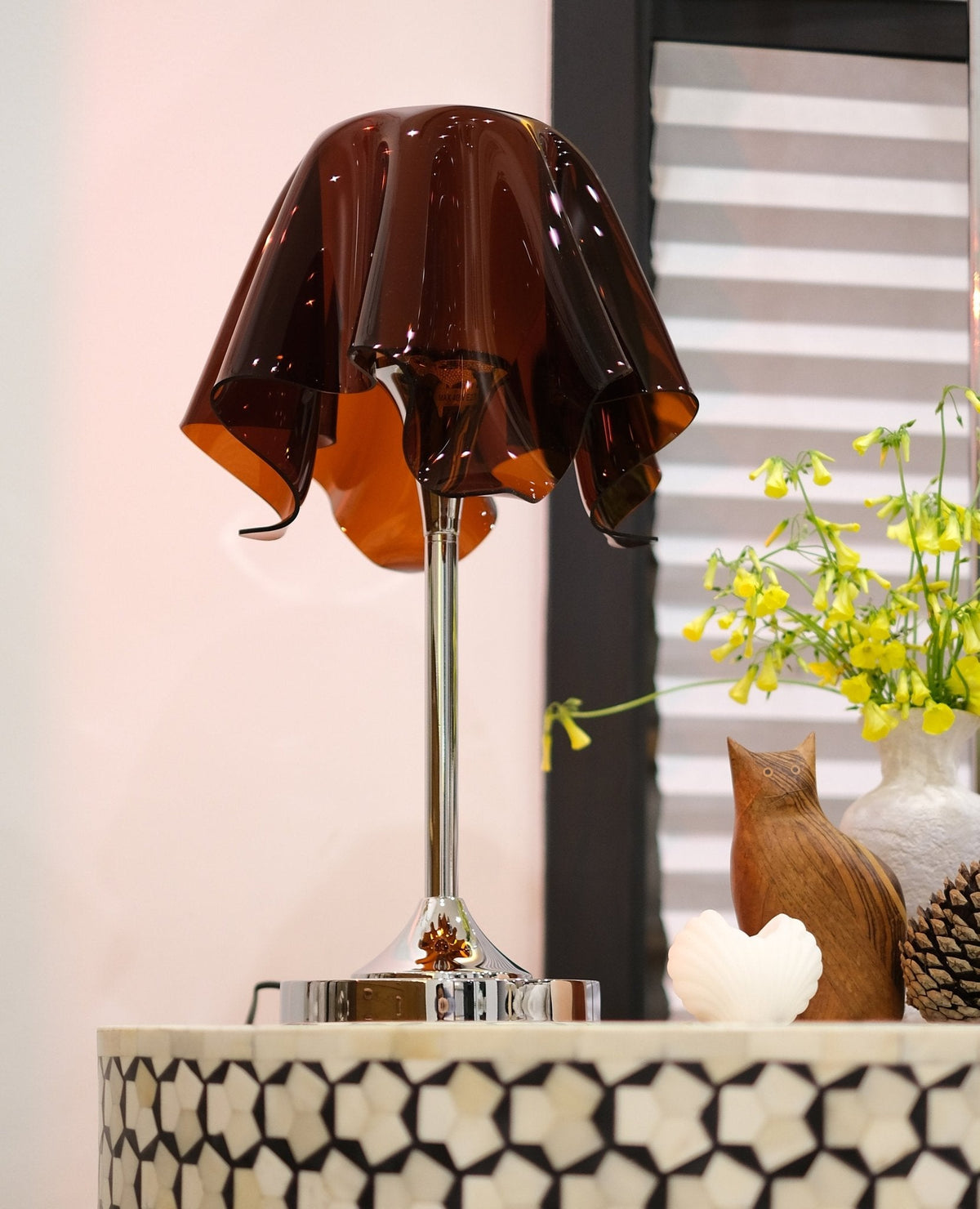 Lámpara de mesa retro Ambrela en un salón de estilo vintage – imagen 2