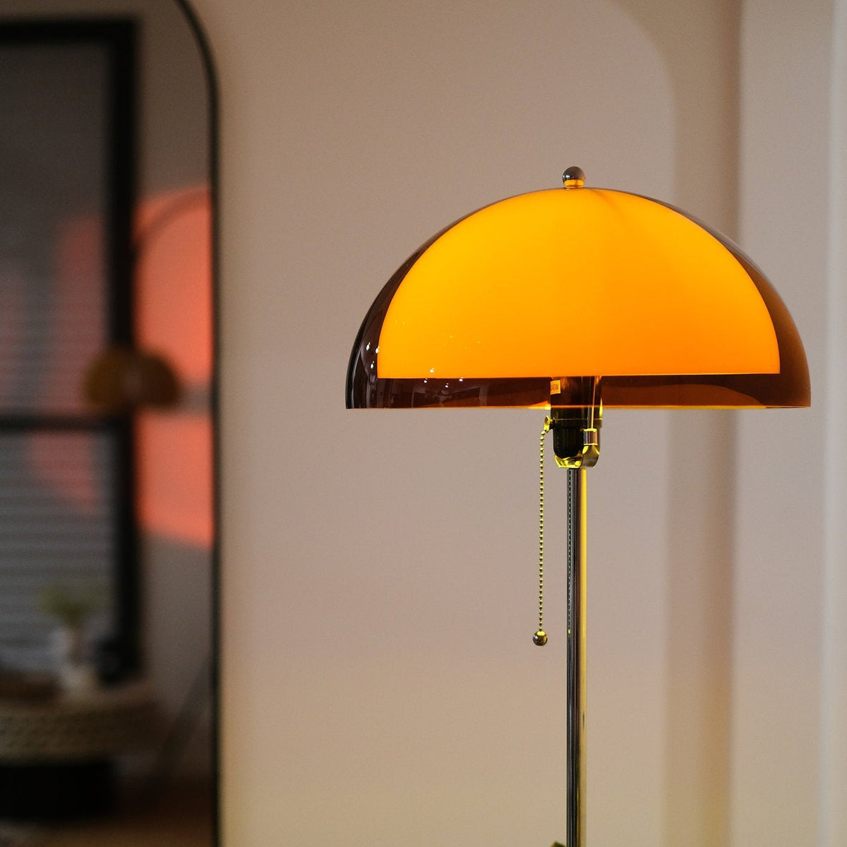Lámpara de pie seta retro Fungela en un salón cálido – imagen 11