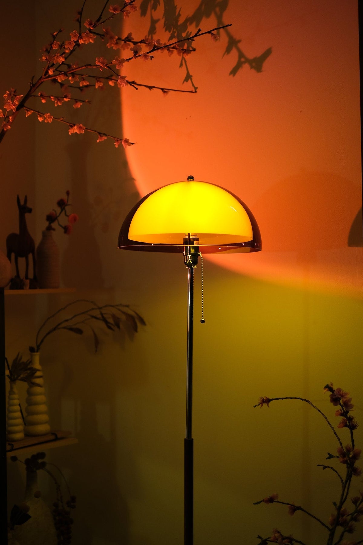 Lámpara de pie seta retro Fungela en un salón cálido – imagen 9