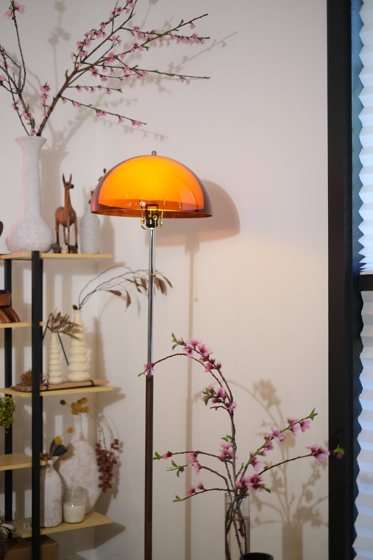 Lámpara de pie seta retro Fungela en un salón cálido – imagen 13