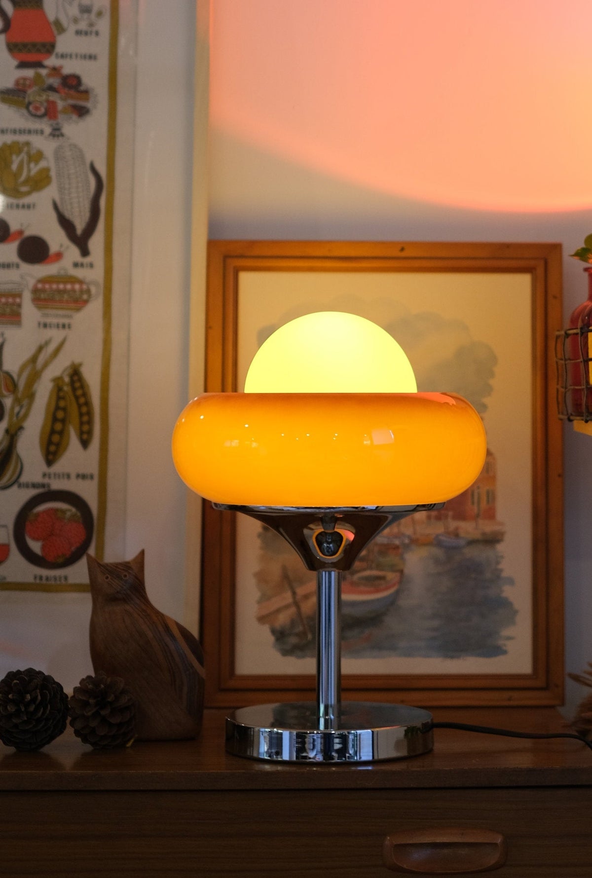 Lámpara de mesa retro Dorelia sobre una cómoda – imagen 6