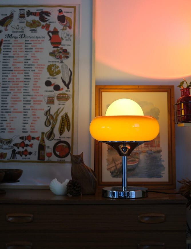 Lámpara de mesa retro Dorelia sobre una cómoda – imagen 3