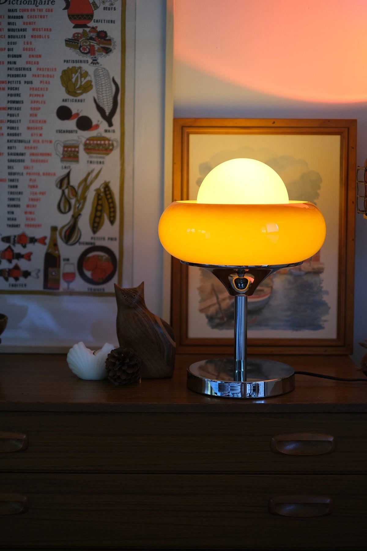 Lámpara de mesa retro Dorelia sobre una cómoda – imagen 8