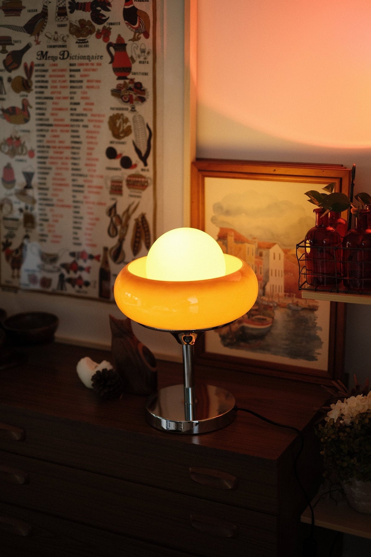 Lámpara de mesa retro Dorelia sobre una cómoda – imagen 4