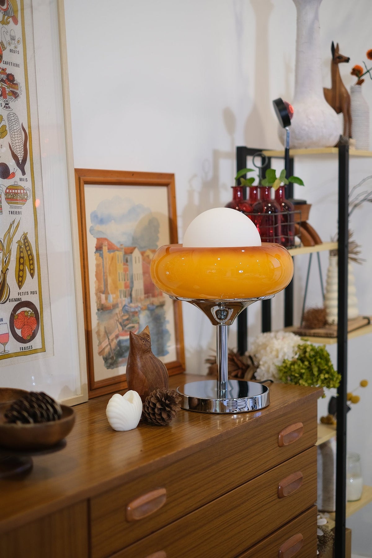 Lámpara de mesa retro Dorelia sobre una cómoda – imagen 5