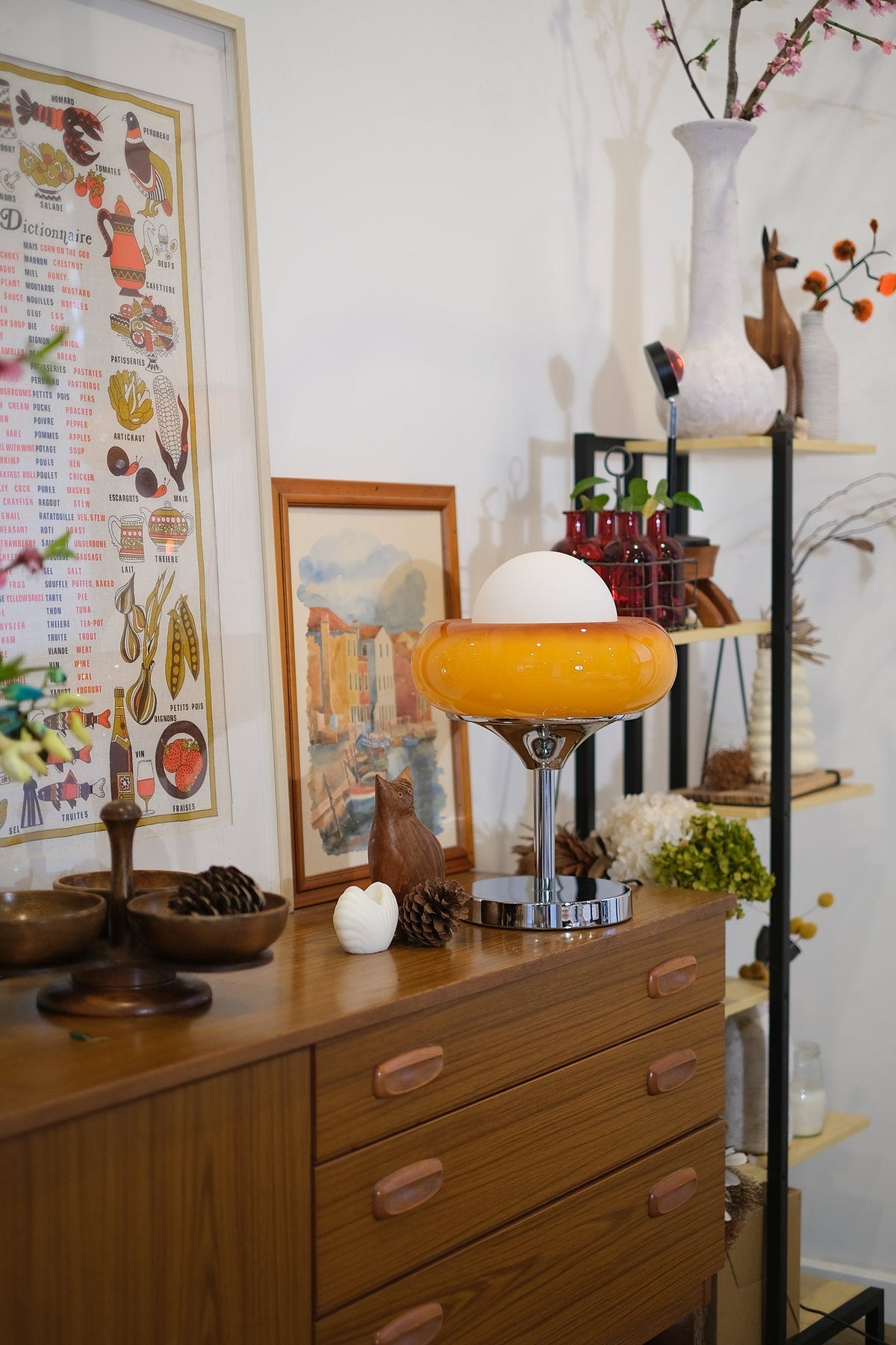 Lámpara de mesa retro Dorelia sobre una cómoda – imagen 7