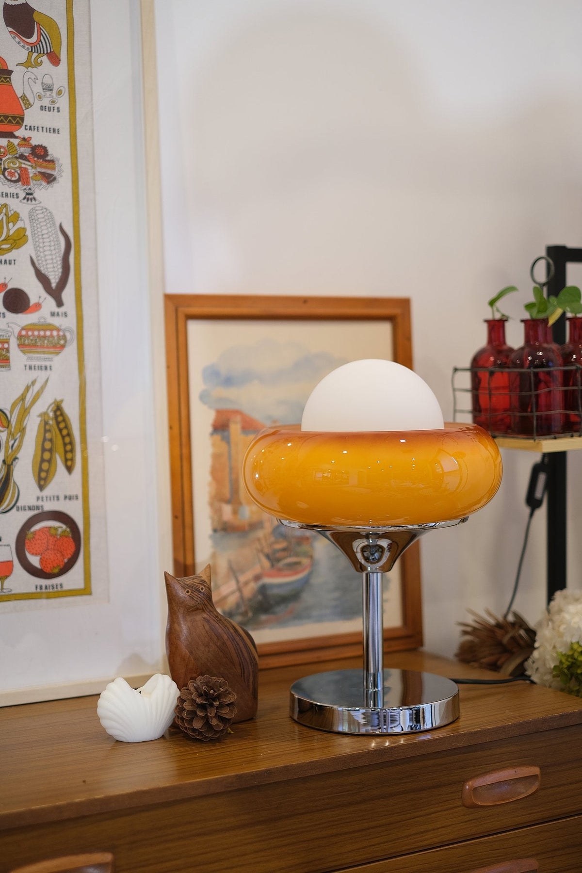 Lámpara de mesa retro Dorelia sobre una cómoda – imagen 10